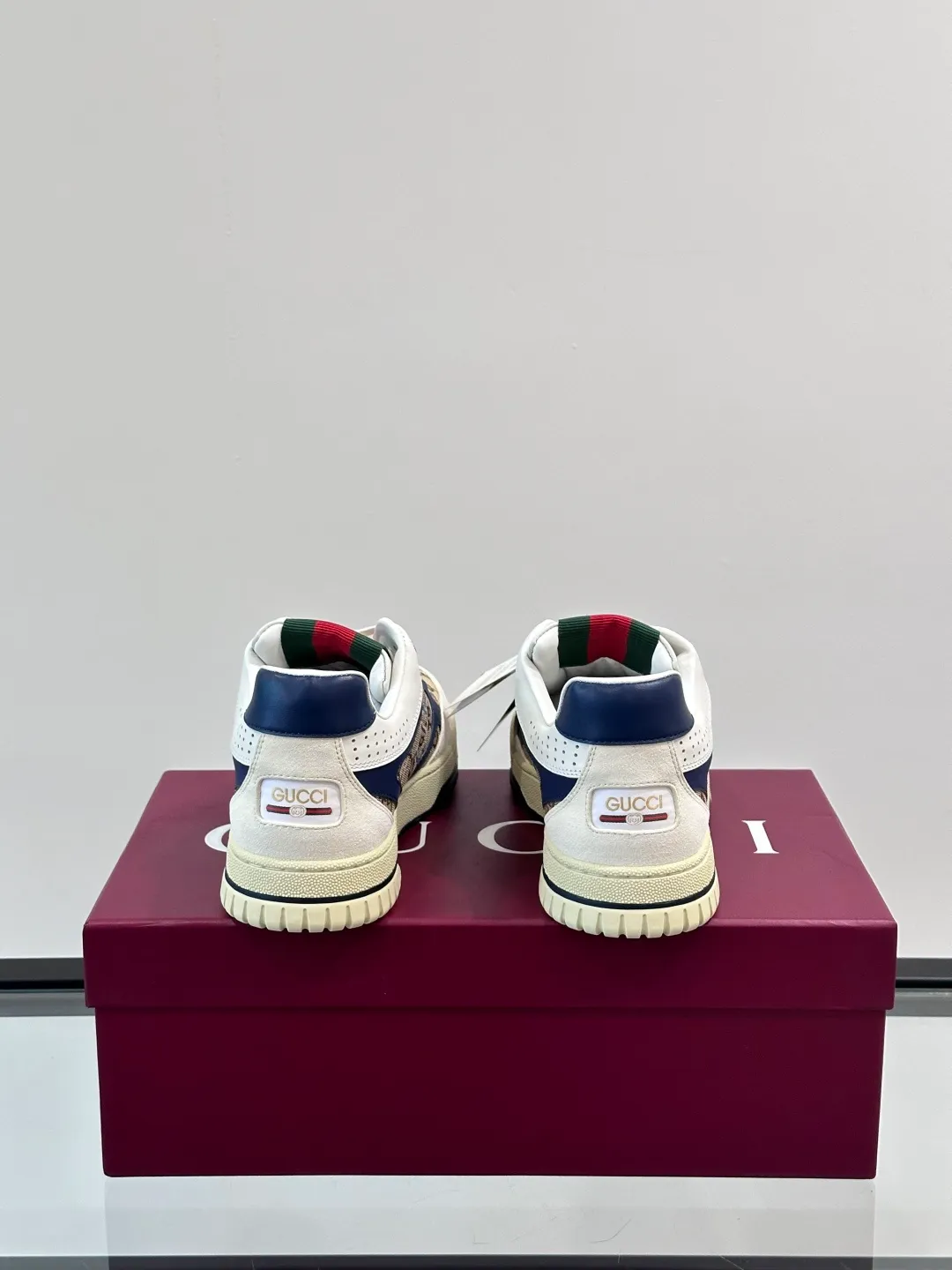 Men's Shoes 💰500 [New Style] 🦨🦨Gucci 𝐆𝐮𝐜𝐜𝐢 𝐑𝐞-𝐖𝐞𝐛 As a sneaker created by Sabato De Sarno for Gucci, the Re-Web series reinterprets the brand's classic stripes, with bold and unique details to set off a modern silhouette design. These shoes are crafted from white leather. This new sneaker is ingeniously decorated with many of the brand's classic details, and is equipped with a bright red and green webbing tongue, which will make people fall in love at first sight. White leather has been specially treated to be soft and shiny, with an embossed grained texture. Script Gucci logo and Interlocking G web label with Interlocking G and script Gucci logo. Rubber outsole with Interlocking G detail eyelets. Web tongue. Size: Female 35-40 (Female 41, 42 customized). Male 38-44 (45, 46 customized)